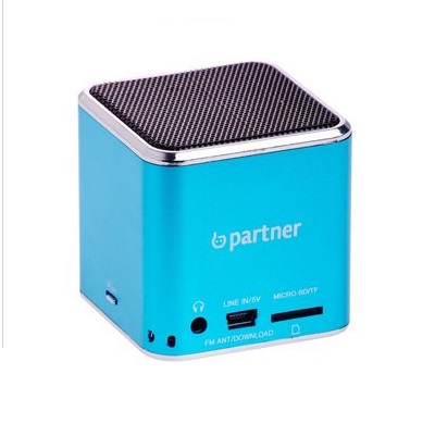 Partner Cube Мультимедийная колонка синяя купить синяяс питанием от аккумуляторной батареи позволяет воспроизводить музыку с карт памяти microSD, USB-флешек, с аудиовхода 3,5мм а также FM-радио